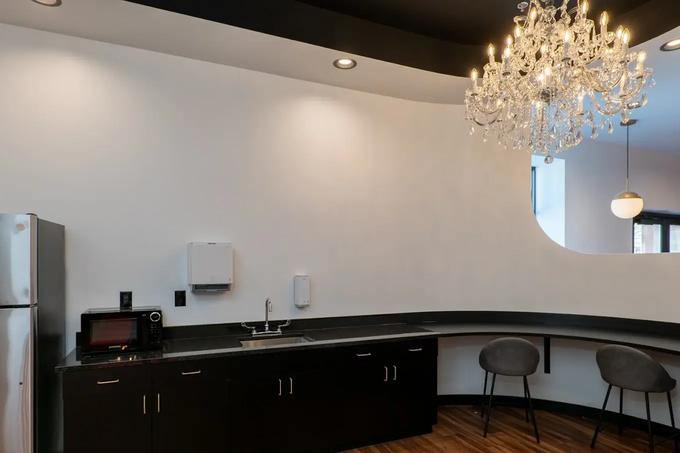 Cosmo Salon Studios — Dearborn, photo 4